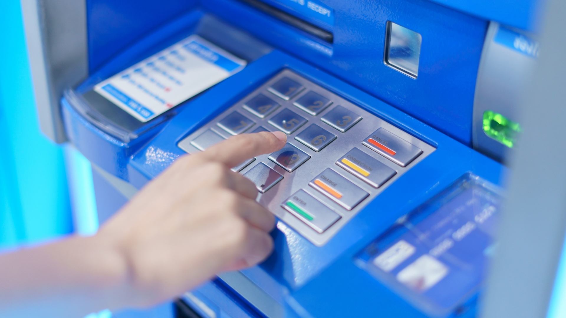 4-khi-nap-the-qua-atm-ban-can-quan-sat-ky-hien-thi-tren-man-hinh-atm.jpg