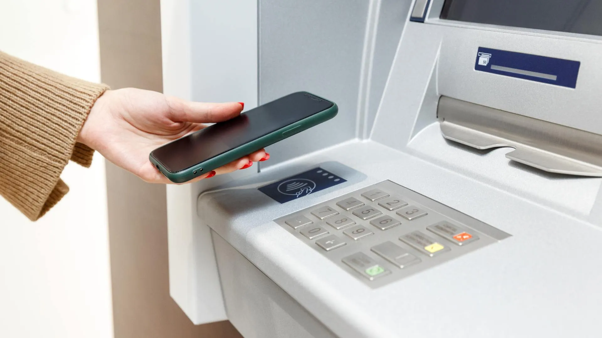 4-khong-phai-cay-atm-nao-cung-ho-tro-rut-tien-bang-ma-qr.webp