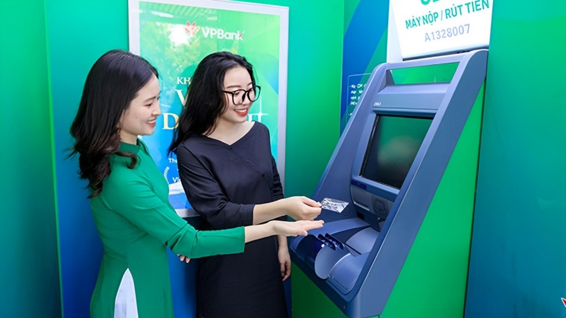 4-nhan-vien-ngan-hang-vpbank-dang-huong-dan-khach-hang-su-dung-may-cdm (1).jpg