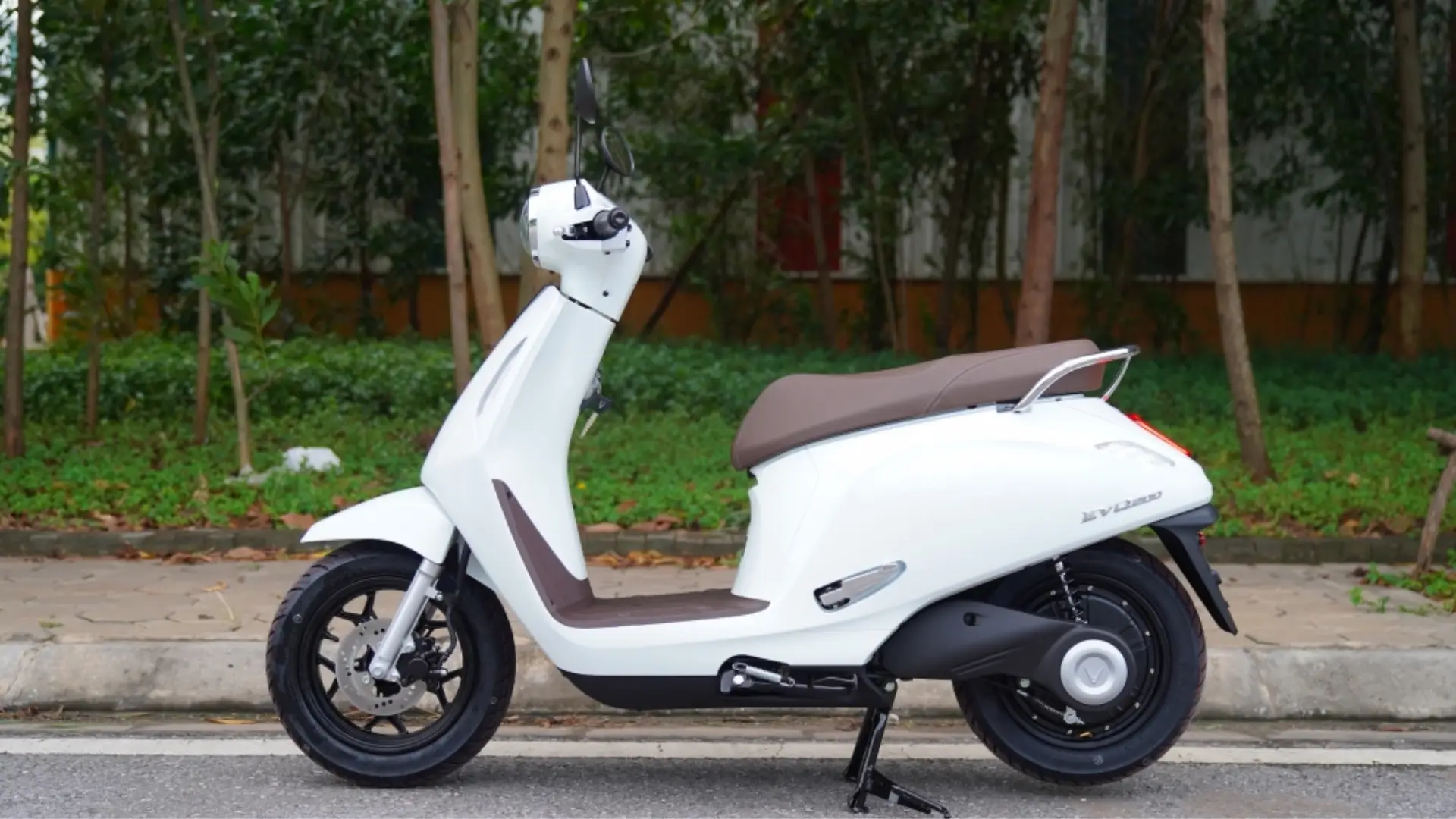 4-vin-fast-evo-200-lite-van-hanh-em-ai-voi-dong-co-inhub-1500w-chay-205km-lan-sac.webp