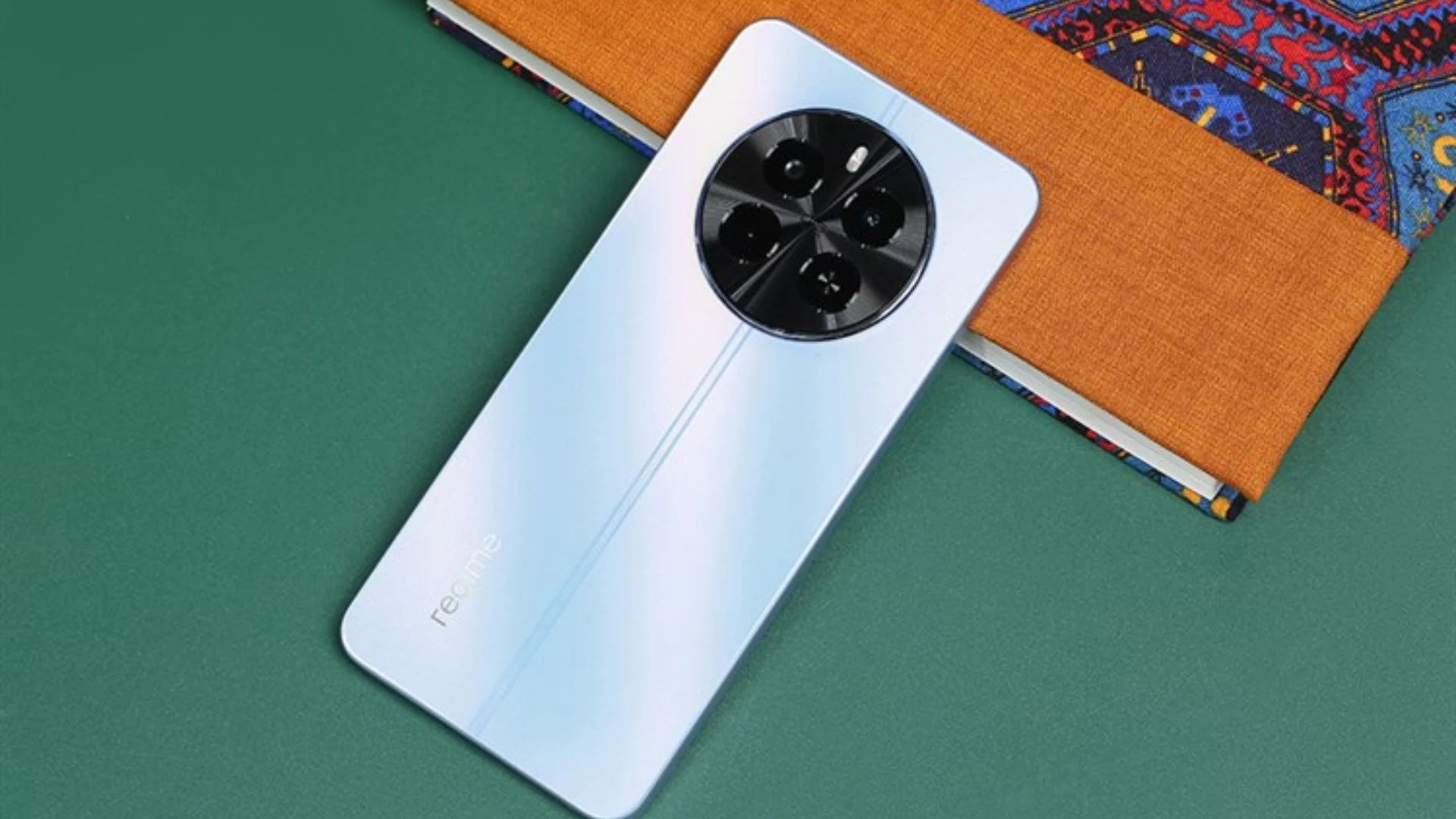 5-dien-thoai-gia-re-realme-12-duoc-trang-bi-chip-snapdragon-dua-hieu-nang-len-mot-tam-cao-moi.webp