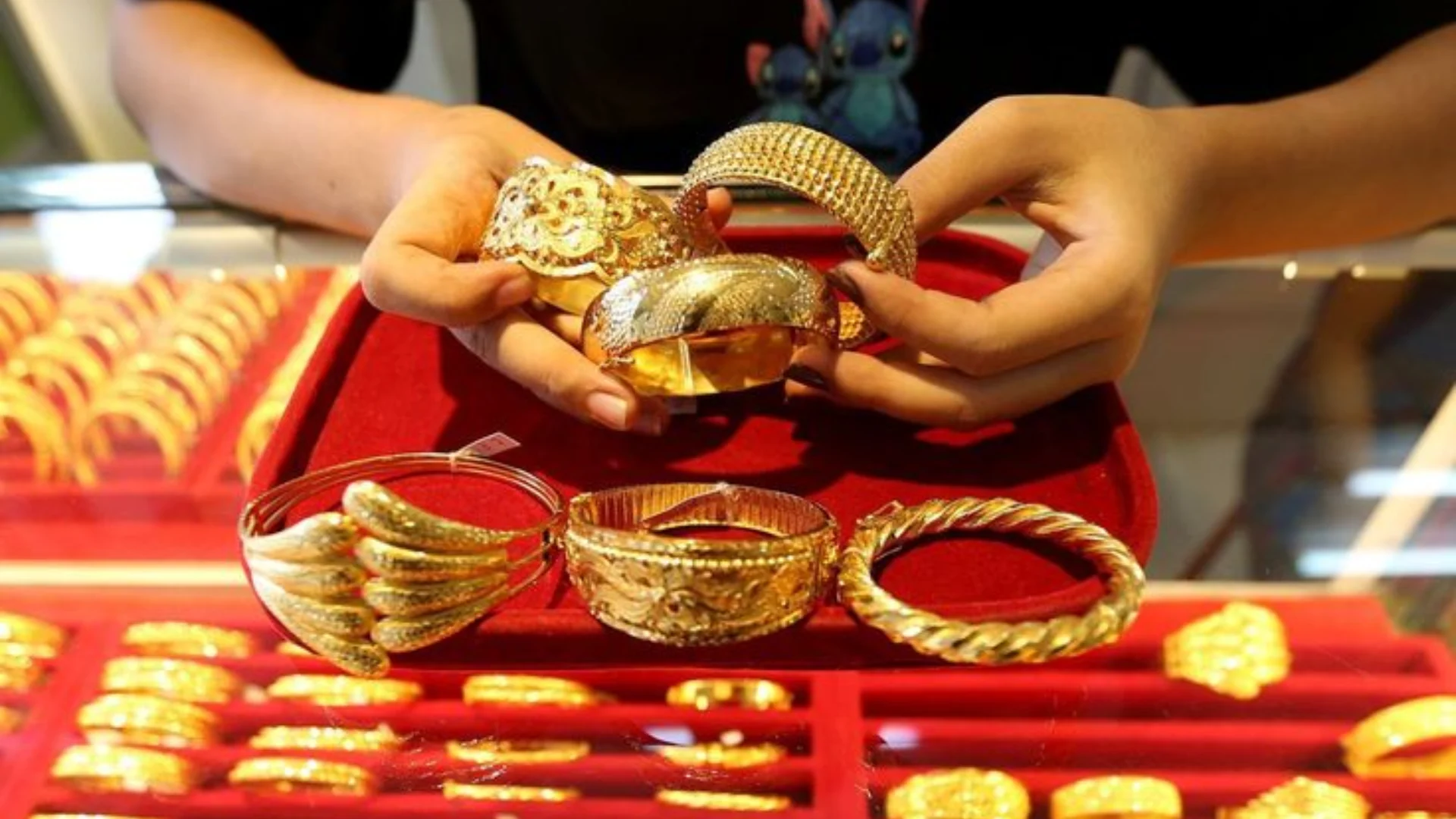 5-gia-vang-tay-thay-doi-boi-thi-truong-va-dia-diem-ban.webp