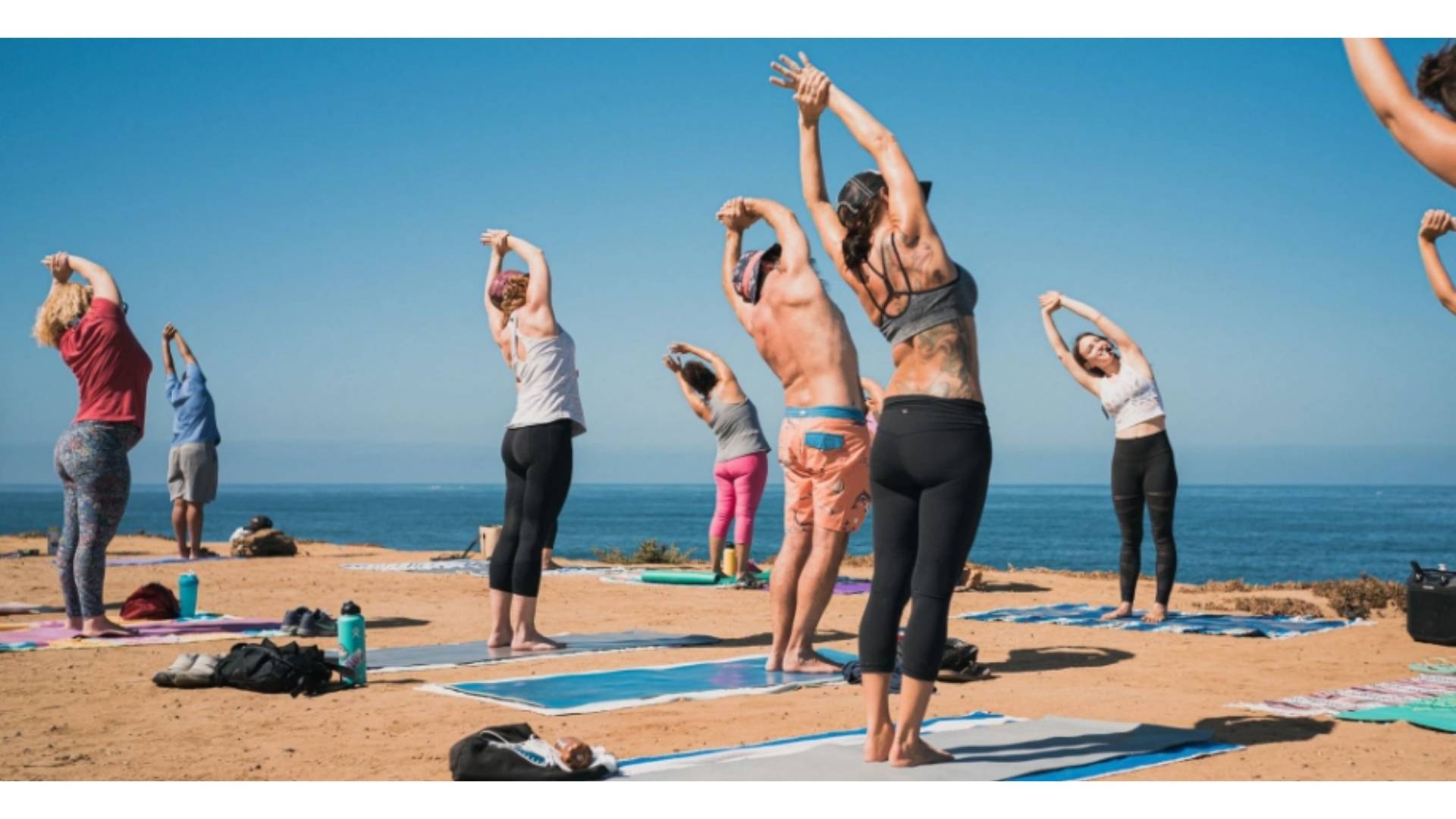 6-bai-bien-bac-my-an-thu-hut-du-khach-voi-hoat-dong-yoga-tren-bien.jpg