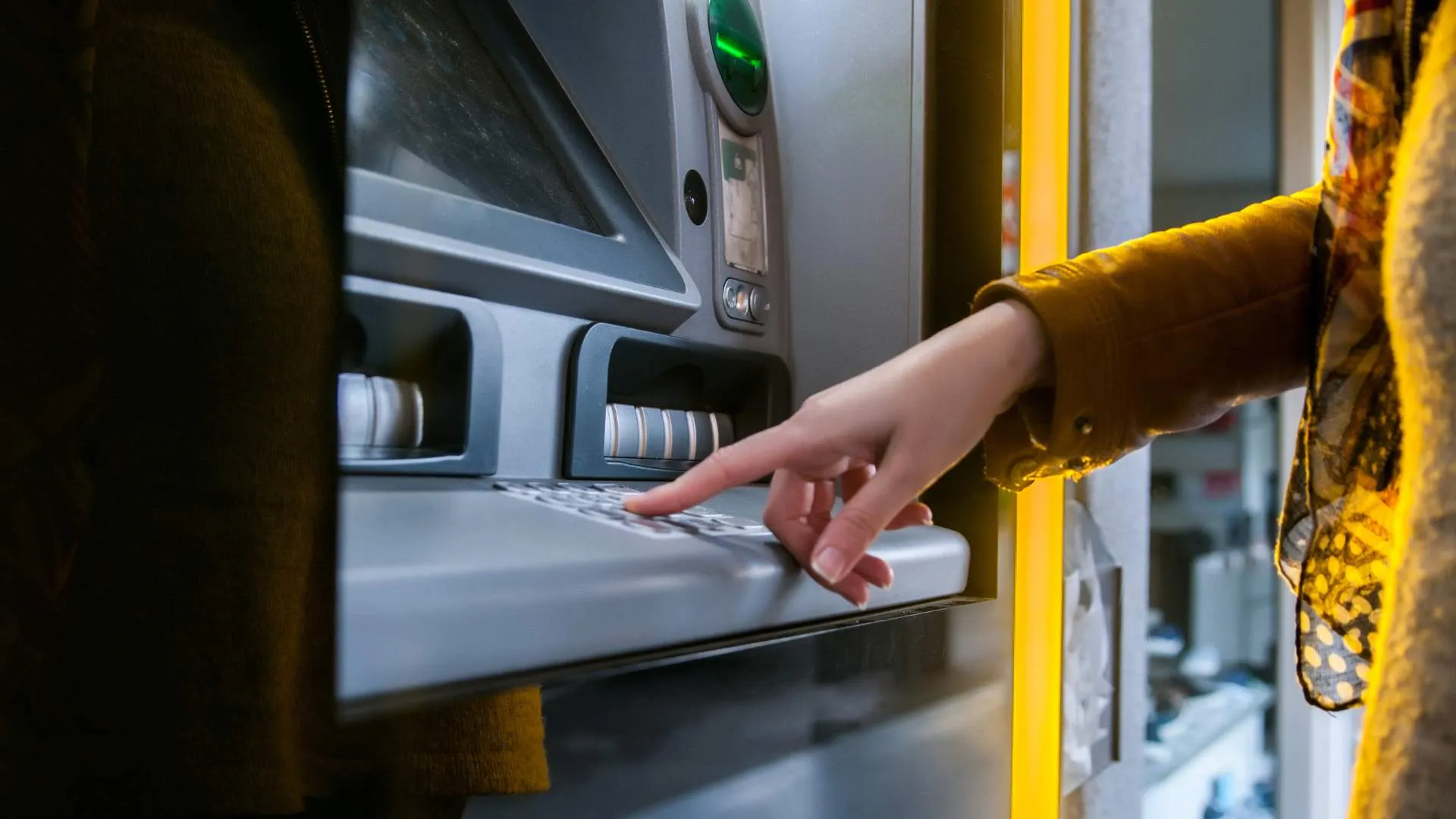 6-can-chon-cay-ATM-co-ho-tro-rut-tien-bang-qr.webp