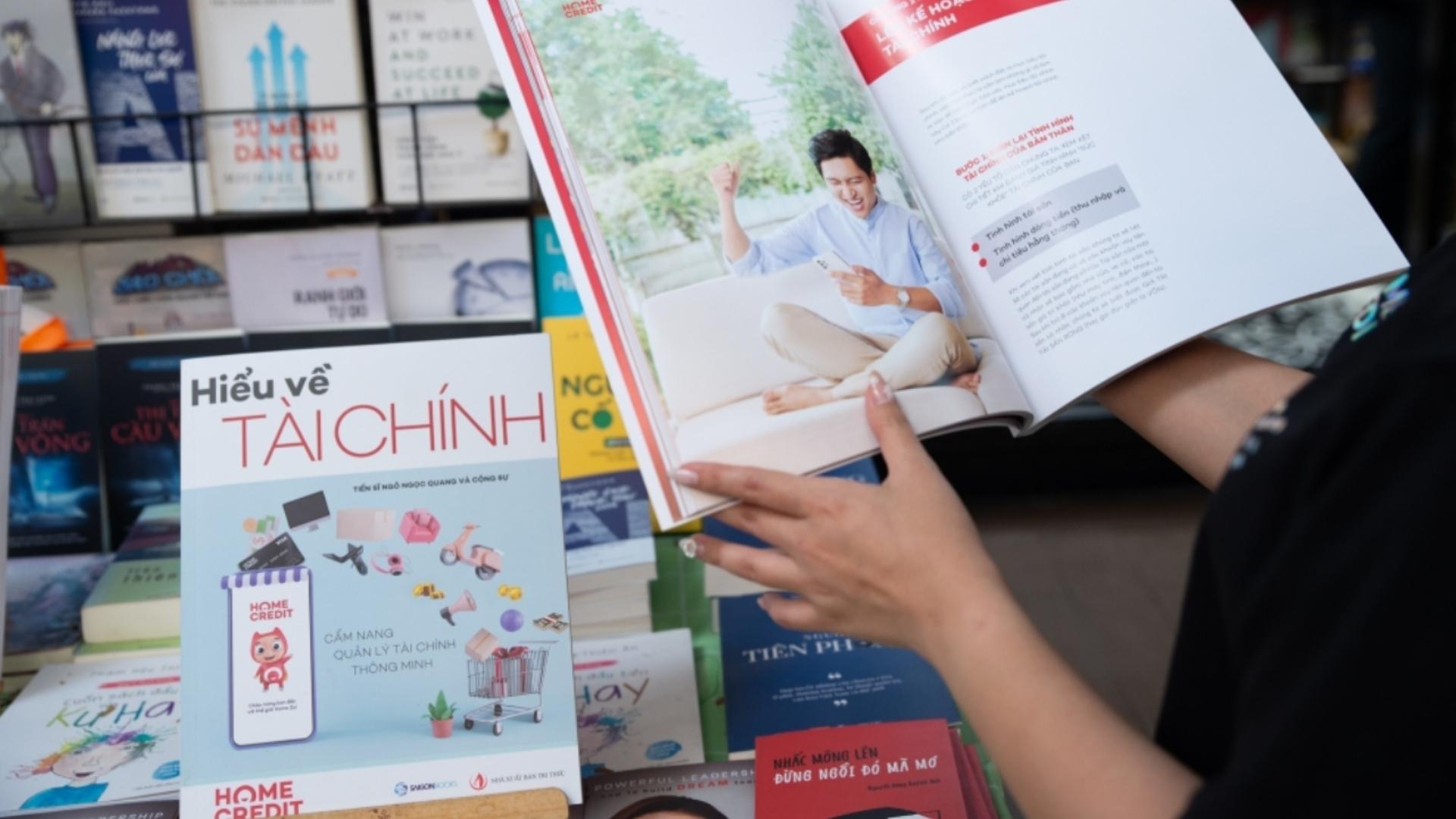 6-cuon-sach-hieu-ve-tai-chinh-do-home-credit-viet-nam-phat-hanh.jpg