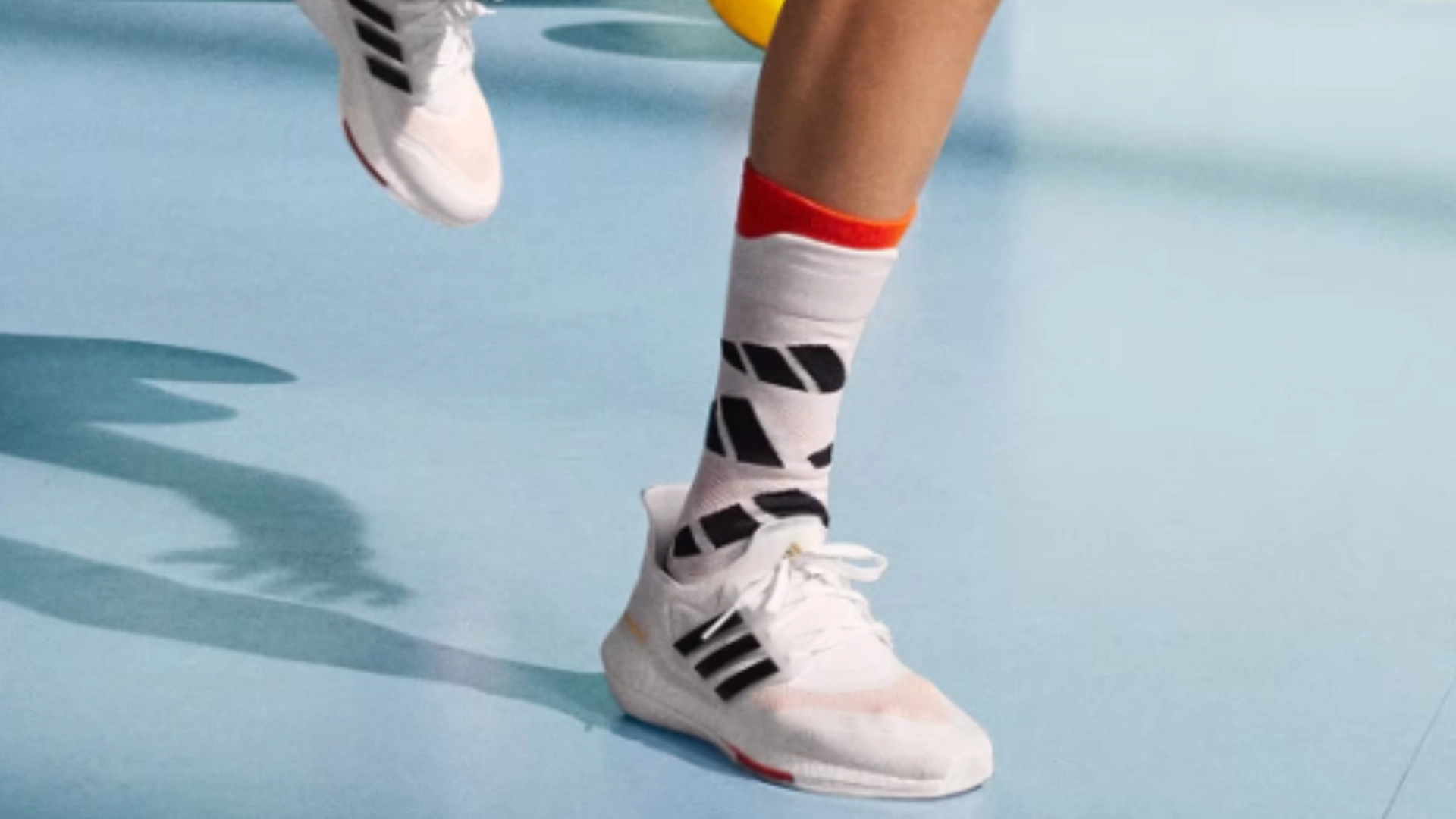6-giay-bong-chuyen-adidas.webp