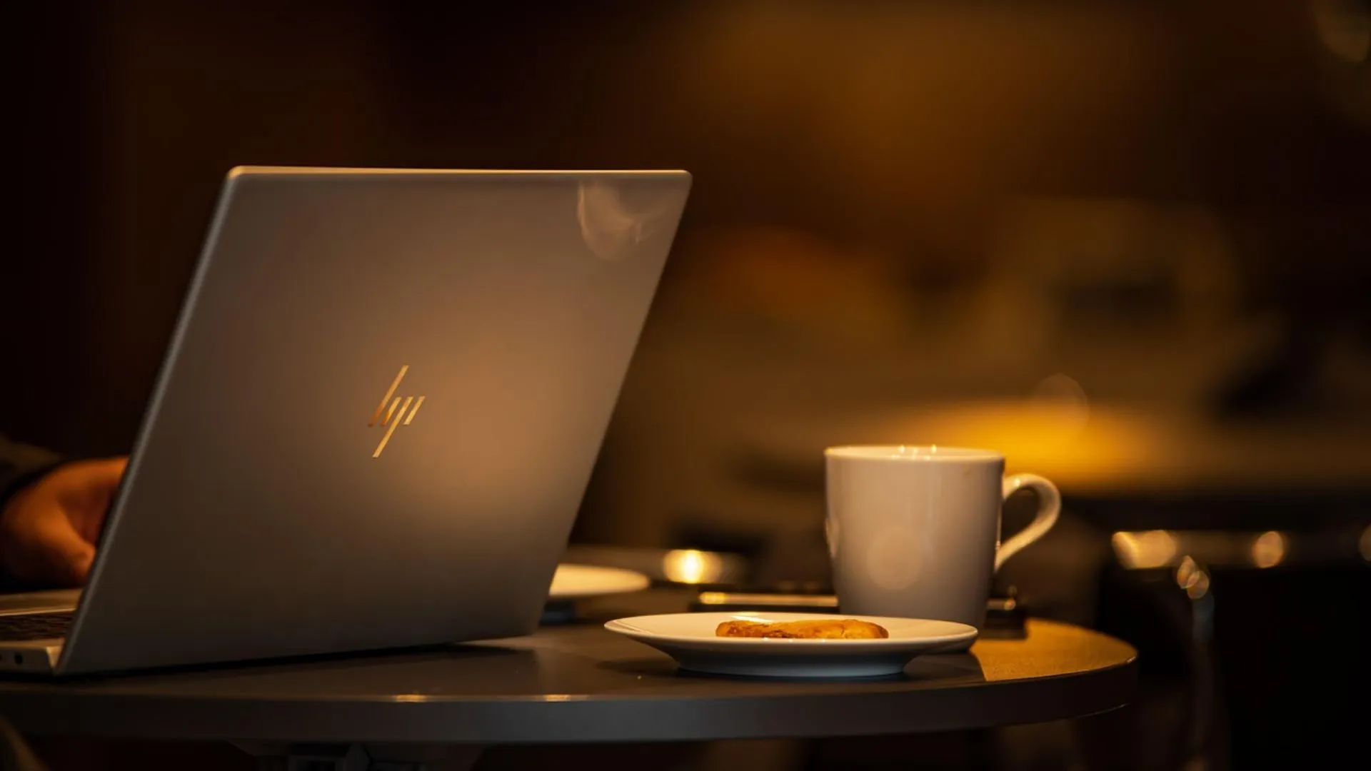 6-laptop-gia-re-co-kha-nang-xu-ly-cac-tac-vu-thiet-ke-co-ban.webp
