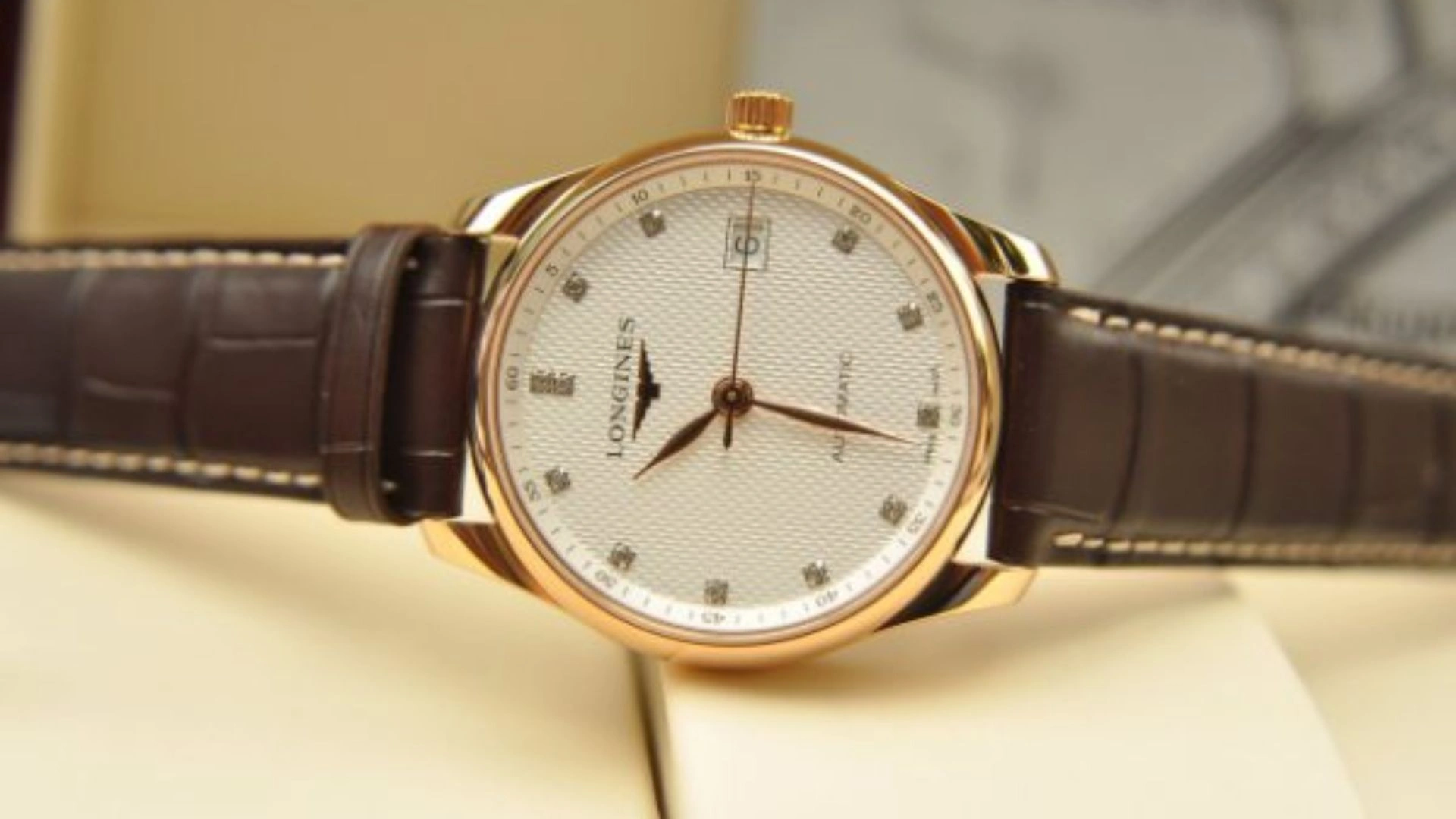 6-longines-elegant-co-mat-so-kham-trai-dinh-kim-cuong-tinh-te.webp
