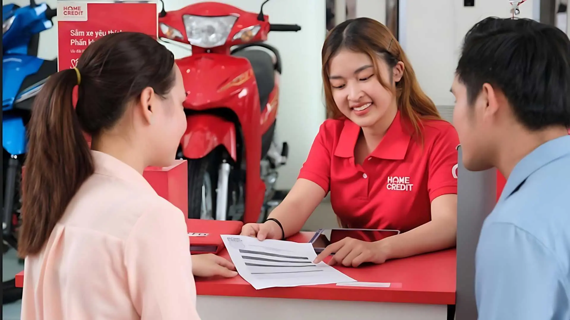 6-nhan-vien-home-credit-luon-san-sang-ho-tro.webp