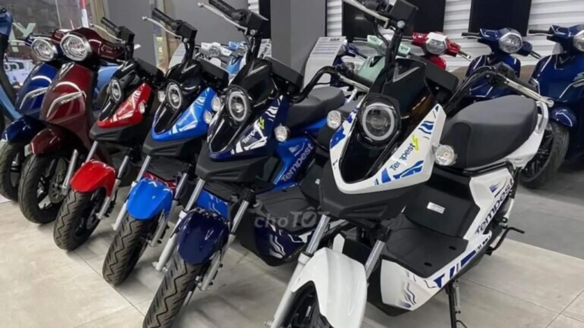 6-xe-may-dien-vin-fast-tempest-la-dong-yan-binh-hien-dai-thiet-ke-manh-me-di-chuyen-linh-hoat-trong-pho.webp