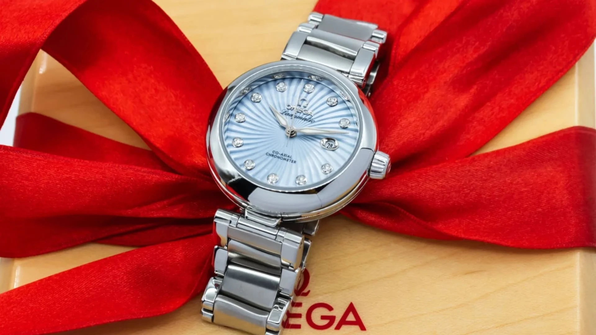 7-dong-ho-omega-nu-ladymatic-duoc-trang-bi-day-kim-loai-sang-trong.webp