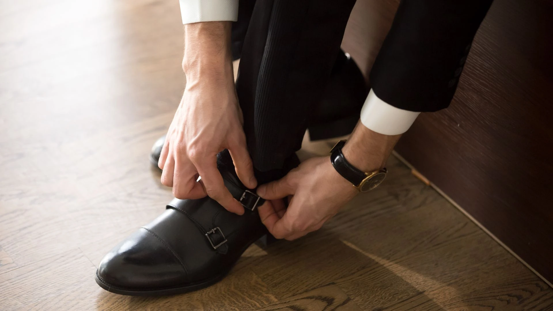 7-giay-monk-strap-doc-dao-voi-thiet-ke-khoa.webp