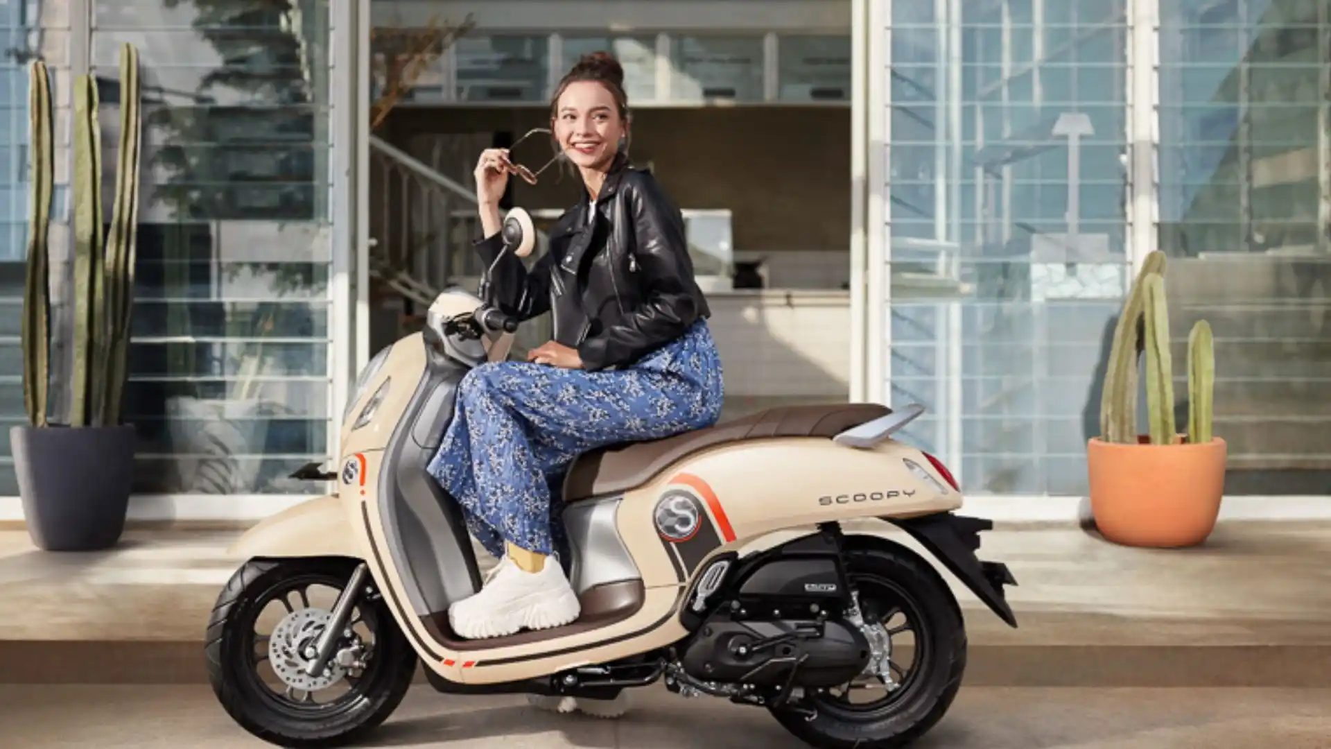 7-honda-scoopy-noi-bat-voi-thiet-ke-gon-nhe-phu-hop-voi-phai-nu-tre-trung.webp