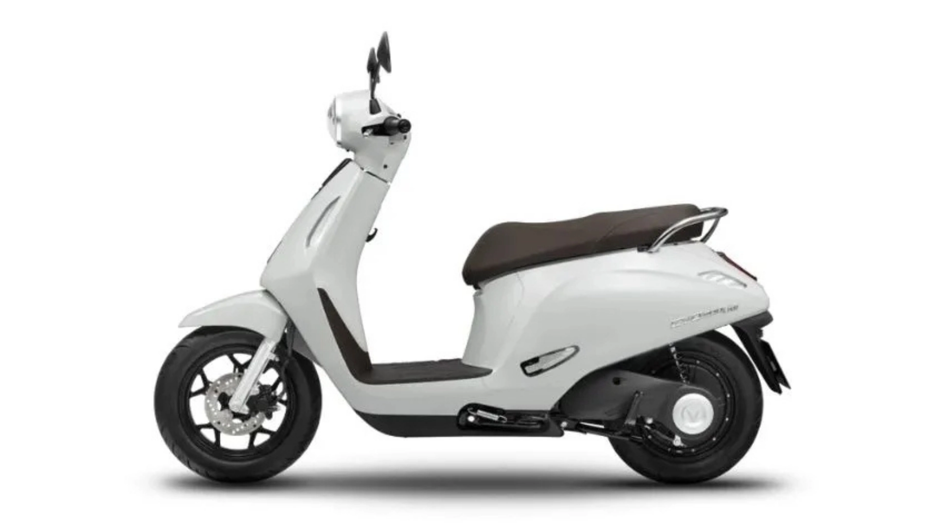 7-vin-fast-evo-200-lite-mau-trang-ngoc-trai-tao-nen-net-thanh-lich-tinh-te-va-de-phoi-do.webp