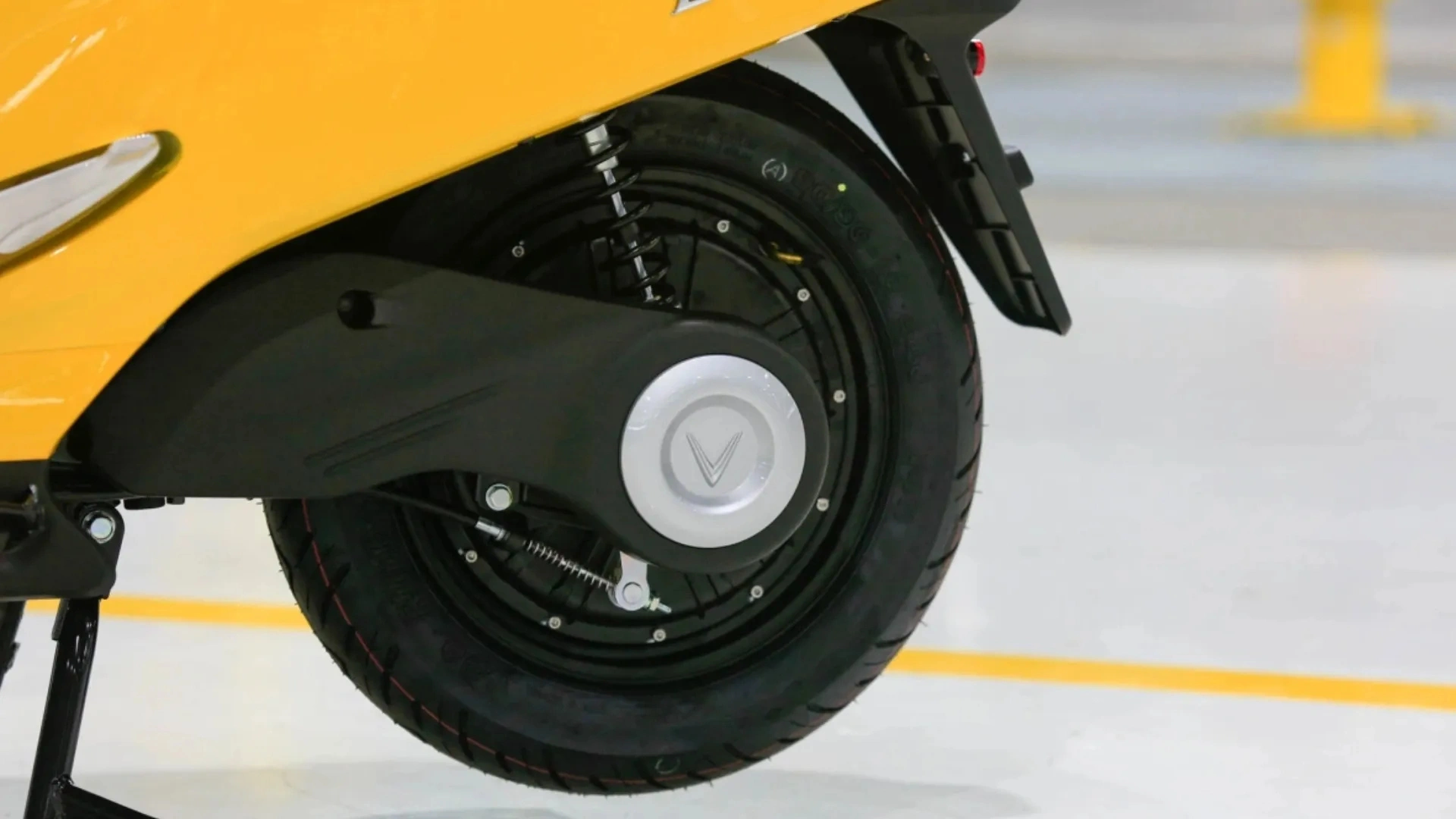 8-dong-co-1500w-manh-me-toc-do-toi-da-70-km-h-cho-trai-nghiem-lai-muot-ma.webp