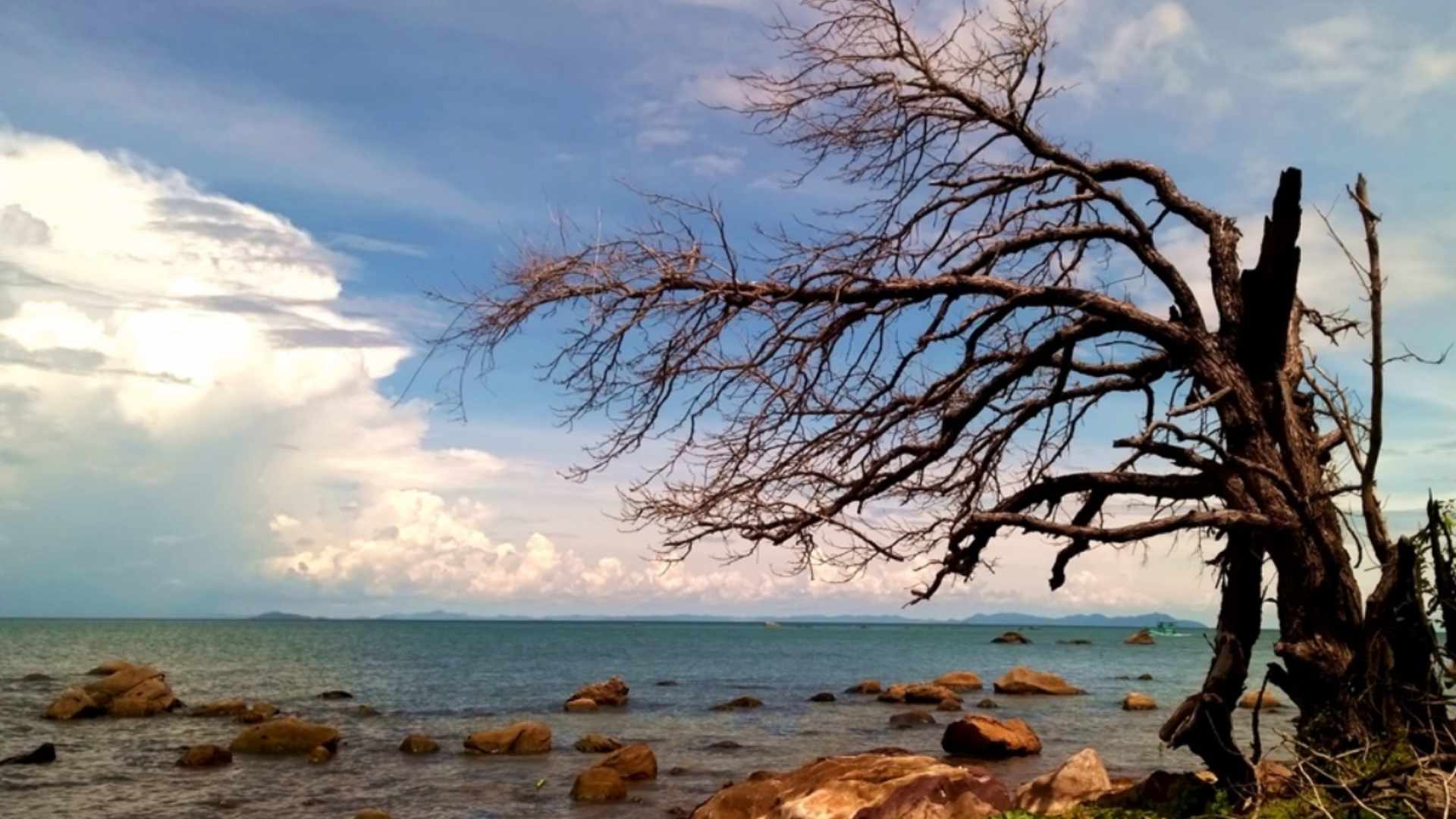 8-phu-quoc-so-huu-nhung-bai-bien-dep-voi-khung-canh-hoang-so.jpg