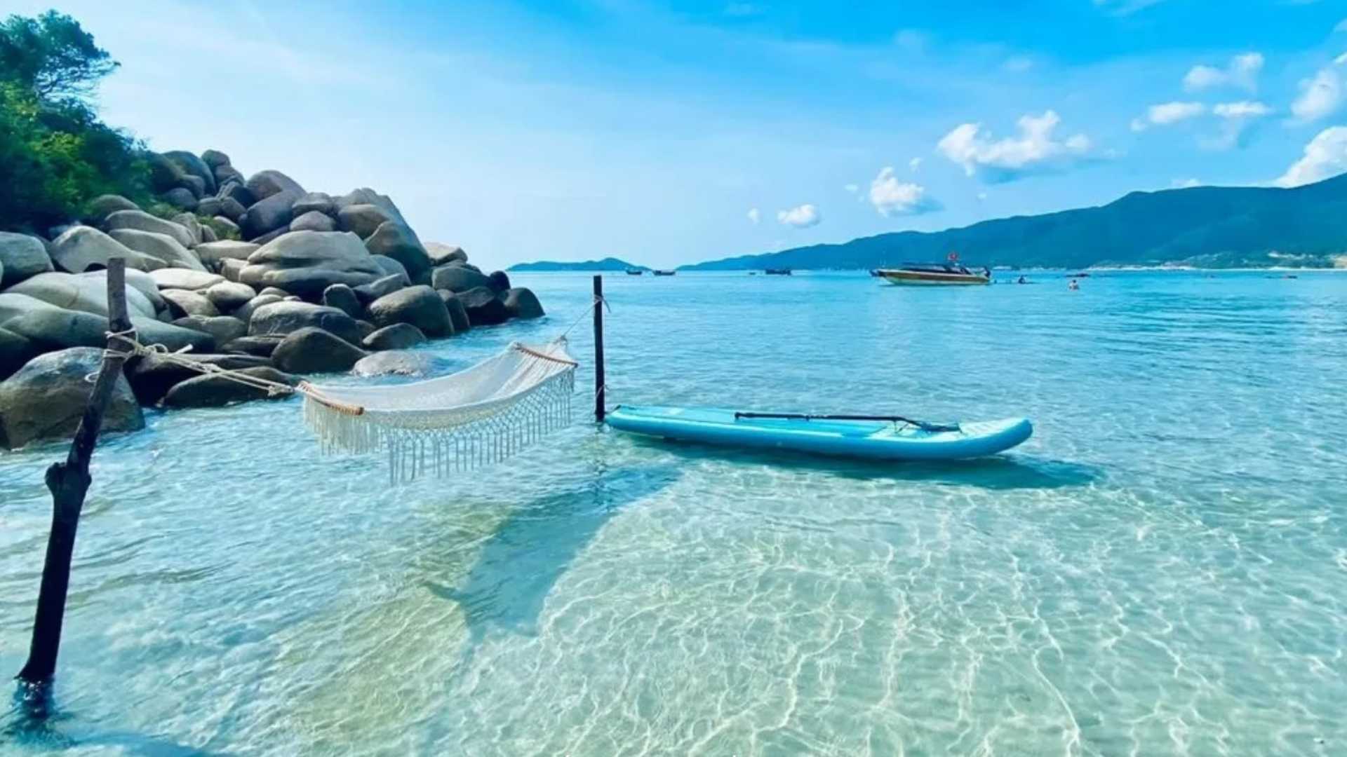 9-bien-binh-hung-noi-tieng-voi-lan-nuoc-trong-vat-va-bai-cat-vang.jpg