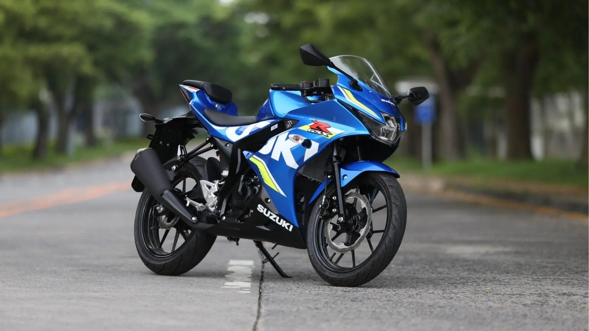 9-di-phuot-bang-xe-may-suzuki-gsx-r150-gon-nhe-linh-hoat.webp