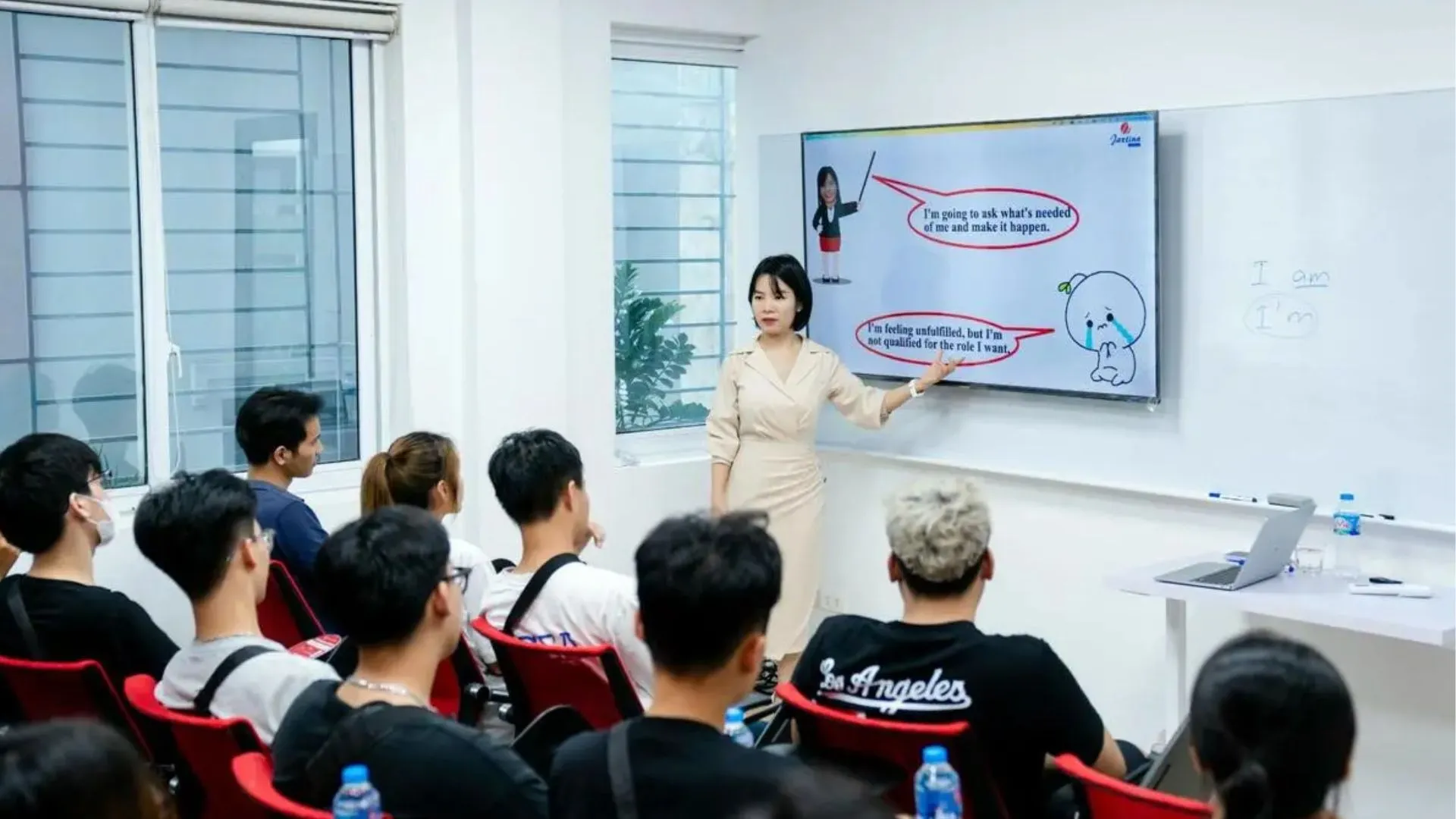 9-khoa-hoc-tieng-anh-giao-tiep-cho-nguoi-di-lam-tai-jaxtina.webp